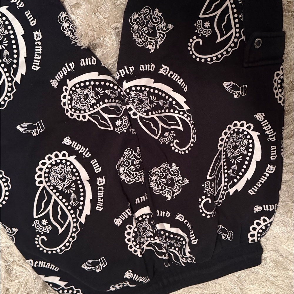 BOGO 🛍️ Black and White Paisley Print Joggers - Picture 8 of 9